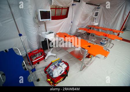 Bucarest, Romania. 5 luglio 2023: Una tenda medica attrezzata durante la presentazione di 15 delle 25 stazioni mediche avanzate e di quattro veicoli di supporto radio assegnati all'Ispettorato generale rumeno per le situazioni di emergenza, acquistata nell'ambito del progetto VISION 2020 - programma operativo per le grandi infrastrutture (POIM 2014-2020). Crediti: Lucian Alecu/Alamy Live News Foto Stock