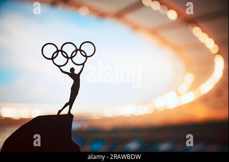 PARIGI, FRANCIA, 7 LUGLIO 2023: Iconic Gesture: Statue of Athletics Woman solleva trionfalmente il cerchio Olimpico presso il moderno Stadio Olimpico. Commemorazione di pari Foto Stock