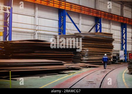 Pila di lamiere di acciaio in magazzino. Foto Stock