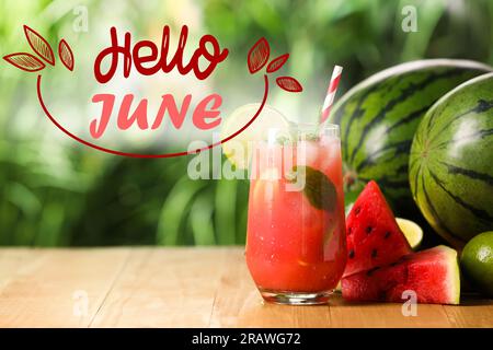 Ciao June. Bicchiere di cocktail di anguria appena fatto su un tavolo di legno all'aperto Foto Stock