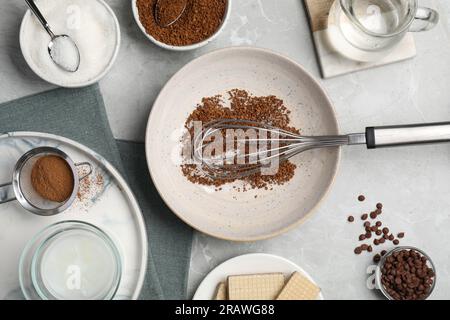 Montare la panna per il caffè dalgona e gli ingredienti su un tavolo grigio chiaro, a base piatta Foto Stock