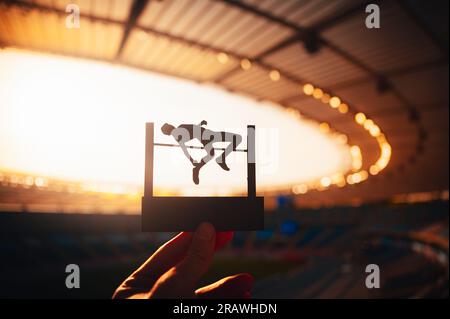 La silhouette di High Jumper svetta contro Twilight Sky. Foto per i Giochi estivi 2024 a Parigi. Modifica spazio per il montaggio Foto Stock