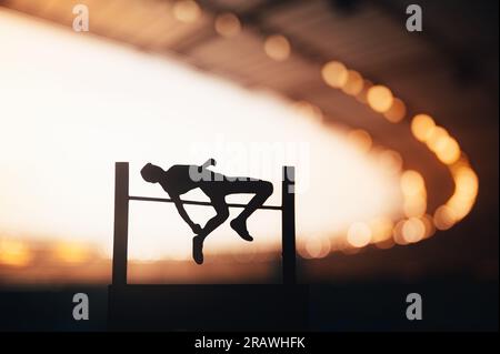 Silhouette di salto alto che trascende i limiti dello stadio moderno. Foto per i Giochi estivi 2024 a Parigi. Modifica spazio per il montaggio Foto Stock