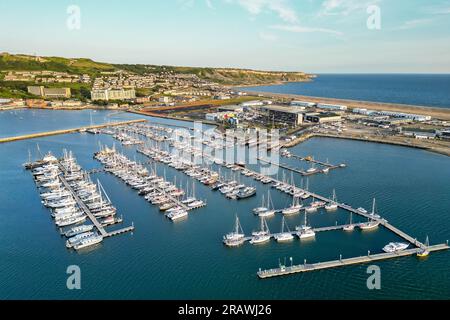 Isola di Portland, Dorset, Regno Unito. 5 luglio 2023. Vista aerea dall'alto del porto di Portland vicino a Weymouth nel Dorset. Questo mese, la chiatta per gli alloggi per l'asilo, il Bibby Stockholm, sarà ormeggiata nelle vicinanze del porto di Portland. Foto: Graham Hunt/Alamy Live News Foto Stock