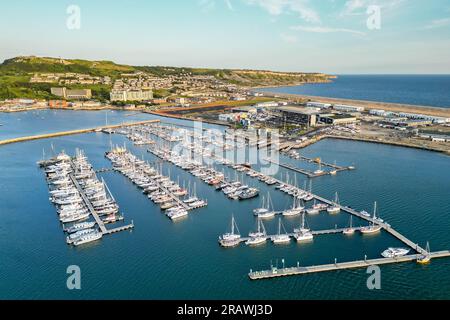 Isola di Portland, Dorset, Regno Unito. 5 luglio 2023. Vista aerea dall'alto del porto di Portland vicino a Weymouth nel Dorset. Questo mese, la chiatta per gli alloggi per l'asilo, il Bibby Stockholm, sarà ormeggiata nelle vicinanze del porto di Portland. Foto: Graham Hunt/Alamy Live News Foto Stock