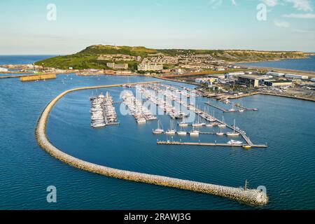 Isola di Portland, Dorset, Regno Unito. 5 luglio 2023. Vista aerea dall'alto del porto di Portland vicino a Weymouth nel Dorset. Questo mese, la chiatta per gli alloggi per l'asilo, il Bibby Stockholm, sarà ormeggiata nelle vicinanze del porto di Portland. Foto: Graham Hunt/Alamy Live News Foto Stock