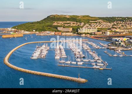 Isola di Portland, Dorset, Regno Unito. 5 luglio 2023. Vista aerea dall'alto del porto di Portland vicino a Weymouth nel Dorset. Questo mese, la chiatta per gli alloggi per l'asilo, il Bibby Stockholm, sarà ormeggiata nelle vicinanze del porto di Portland. Foto: Graham Hunt/Alamy Live News Foto Stock