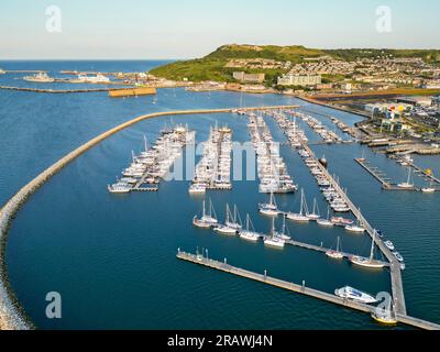 Isola di Portland, Dorset, Regno Unito. 5 luglio 2023. Vista aerea dall'alto del porto di Portland vicino a Weymouth nel Dorset. Questo mese la chiatta per gli alloggi per l'asilo dovrebbe essere ormeggiata nelle vicinanze del porto di Portland. Foto: Graham Hunt/Alamy Live News Foto Stock