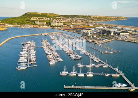 Isola di Portland, Dorset, Regno Unito. 5 luglio 2023. Vista aerea dall'alto del porto di Portland vicino a Weymouth nel Dorset. Questo mese la chiatta per gli alloggi per l'asilo dovrebbe essere ormeggiata nelle vicinanze del porto di Portland. Foto: Graham Hunt/Alamy Live News Foto Stock