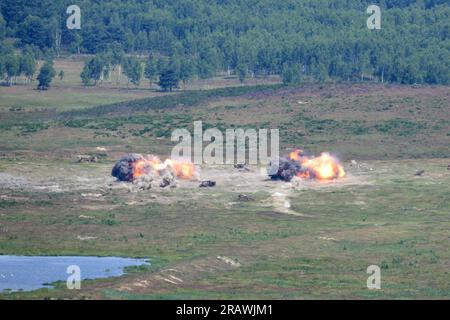 Due bombe Mark 82, sganciate dagli Stati Uniti I membri dell'equipaggio dell'Air Force F-15E Strike Eagle assegnati al 48th Fighter Wing, con base a RAF Lakenheath, in Inghilterra, hanno avuto un impatto durante un'esercitazione di bombardamento presso la Grafenwoehr Training area del 7th Army Training Command, in Germania, il 27 giugno 2023. STATI UNITI I soldati con il 1st Battalion, il 10th Special Forces Group servirono come Joint Tactical Air Controllers durante la missione di addestramento congiunta. (STATI UNITI Foto dell'esercito di Markus Rauchenberger) Foto Stock