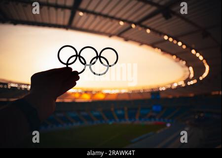 PARIS, FRANCE, 7 LUGLIO 2023: Radiating Olympic Spirit: Athlete Showcases Olympic Rings in Serene Evening Light. Foto dei Giochi Olimpici estivi di pari Foto Stock