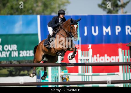 Calgary, Alberta, Canada, 5 luglio 2023. Adrienne Sternlicht (USA) in sella a Origa V/h Ziud-Pajottenland, CSI North American, Spruce Meadows - The Entourag Foto Stock