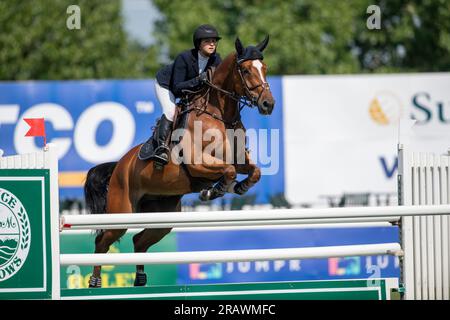 Calgary, Alberta, Canada, 5 luglio 2023. Adrienne Sternlicht (USA) in sella a Origa V/h Ziud-Pajottenland, CSI North American, Spruce Meadows - The Entourag Foto Stock