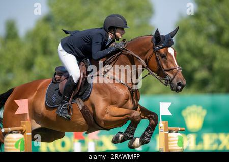 Calgary, Alberta, Canada, 5 luglio 2023. Adrienne Sternlicht (USA) in sella a Origa V/h Ziud-Pajottenland, CSI North American, Spruce Meadows - The Entourag Foto Stock