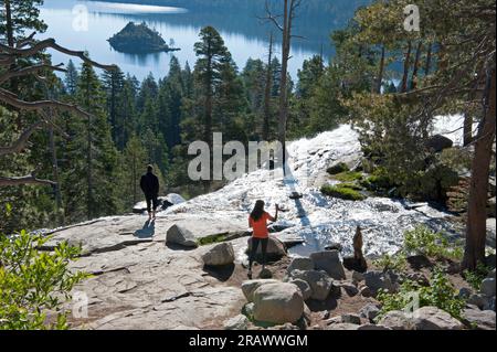 Una coppia che si gode il panorama vicino alla cascata dell'Emerald Bay State Park, lago Tahoe, California, Stati Uniti Foto Stock