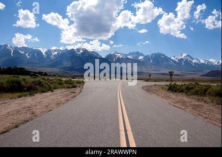 Viaggio su strada lungo la panoramica Route 395 lungo le montagne della Sierra Nevada verso il lago Tahoe nella California settentrionale, Stati Uniti. Foto Stock