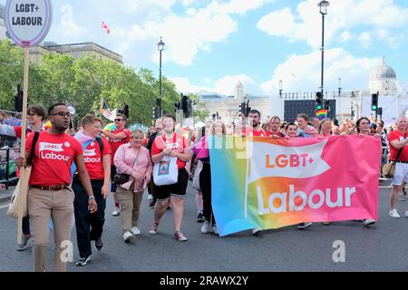 Londra, Regno Unito. Rappresentanti del Partito Laburista, tra cui Emily Thornberry march nella parata annuale Pride in London. Foto Stock