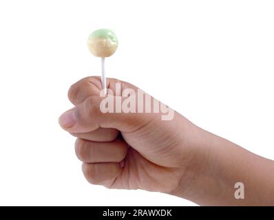 Kid Hand regge caramelle lecca verdi e gialle isolate su sfondo bianco Foto Stock