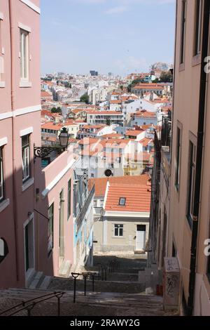 Il vicolo chiamato Escadinhas do Marques de Ponte do Lima nel quartiere Alfama di Lisbona Foto Stock