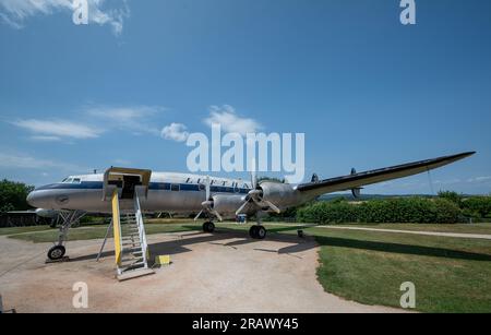 Hermeskeil, Germania. 4 giugno 2023. La Super Constellation di Lufthansa ("Super-Connie"), in cui il cancelliere tedesco Konrad Adenauer volò a Mosca nel 1955, è in mostra alla mostra di aerei Hermeskeil. La più grande collezione di aerei d'Europa celebra il suo 50° anniversario questo fine settimana. (Al dpa text: For 50 years - Large Aircraft show on the history of Aviation) credito: Harald Tittel/dpa/Alamy Live News Foto Stock