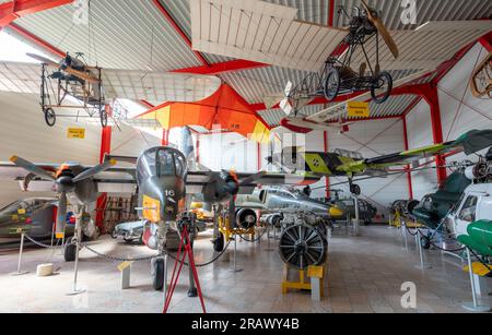 Hermeskeil, Germania. 4 giugno 2023. L'aereo si ferma e si ferma in una sala dell'esposizione aerea di Hermeskeil. Il più grande show aereo privato d'Europa celebra il suo 50° anniversario questo fine settimana. (Al dpa text: For 50 years - Large Aircraft show on the history of Aviation) credito: Harald Tittel/dpa/Alamy Live News Foto Stock