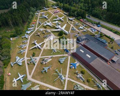 Hermeskeil, Germania. 4 giugno 2023. Più di 100 aerei, elicotteri e altri originali aeronautici sono in mostra all'aperto e nelle sale della fiera aerea di Hermeskeil. La più grande collezione di aerei privati in Europa celebra il suo 50° anniversario questo fine settimana. (Foto scattata con un drone) (testo dpa: Per 50 anni - grande mostra di aerei sulla storia dell'aviazione) credito: Harald Tittel/dpa/Alamy Live News Foto Stock