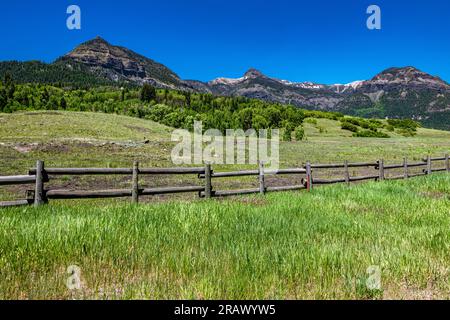 Williams Reservoir e Creek si trovano nella natura selvaggia tra Pagosa Springs e Lake City Foto Stock