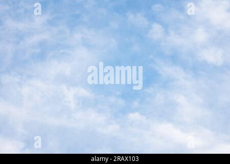 Sfondo di nuvole cirrocumulo diffuse contro un cielo blu. Foto Stock
