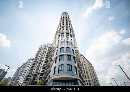 Belgrado, Serbia. 5 luglio 2023. Appartamenti di complessi residenziali a Belgrado. Crediti: Silas Stein/dpa/Alamy Live News Foto Stock