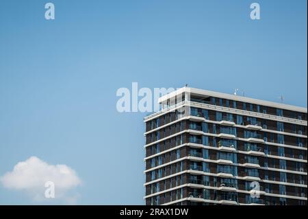 Belgrado, Serbia. 5 luglio 2023. Appartamenti di complessi residenziali a Belgrado. Crediti: Silas Stein/dpa/Alamy Live News Foto Stock