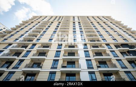 Belgrado, Serbia. 5 luglio 2023. Appartamenti di complessi residenziali a Belgrado. Crediti: Silas Stein/dpa/Alamy Live News Foto Stock