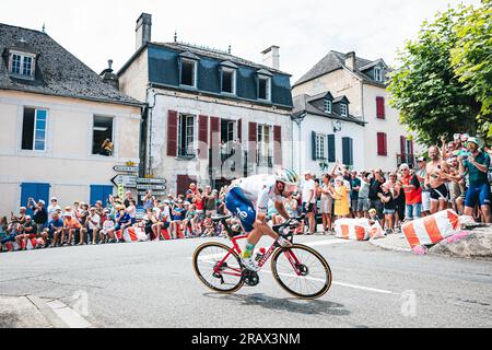 Francia. 5 luglio 2023. Foto di Alex Whitehead/SWpix.com - 05/07/2023 - Ciclismo - 2023 Tour de France - tappa 5: Da Pau a Laruns (162 km) - Pierre Latour di TotalEnergies credito: SWpix/Alamy Live News Foto Stock