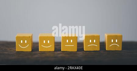 Ottieni preziosi feedback e valutazioni su prodotti e servizi con questa icona a forma di cubo in legno giallo. Misurare la soddisfazione del cliente, valutare l'esperienza dell'utente, Foto Stock