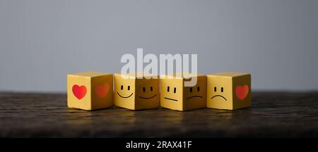 Ottieni preziosi feedback e valutazioni su prodotti e servizi con questa icona a forma di cubo in legno giallo. Misurare la soddisfazione del cliente, valutare l'esperienza dell'utente, Foto Stock