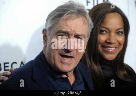 NEW YORK, NY - 15 aprile: Robert De Niro, Grace Hightower assiste la prima mondiale di "Live da New York' durante il 2015 Tribeca Film Festival presso il Teatro di faro rotante su Aprile 15, 2015 in New York City. Persone: Robert De Niro, Grace Hightower Foto Stock