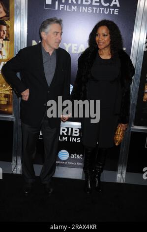 Manhattan, Stati Uniti d'America. 7 dicembre 2011. NEW YORK, NY - DICEMBRE 07: Robert DeNiro Grace Hightower partecipa alla prima di "Capodanno" allo Ziegfeld Theatre il 7 dicembre 2011 a New York City persone: Robert DeNiro Grace Hightower Credit: Storms Media Group/Alamy Live News Foto Stock