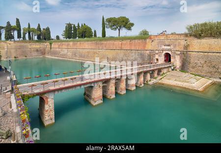 Peschiera del Garda - veduta del Ponte di porta Brescia nella cittadella fortificata Foto Stock