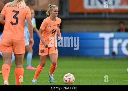 Kerkrade, Paesi Bassi. 2 luglio 2023. Jackie Groenen (14), Paesi Bassi, raffigurata durante una partita amichevole di calcio femminile tra le squadre nazionali olandesi, chiamata Oranje Leeuwinnen e Belgio, chiamata Red Flames, domenica 2 luglio 2023 a Kerkrade, Paesi Bassi. Credito: Sportpix/Alamy Live News Foto Stock