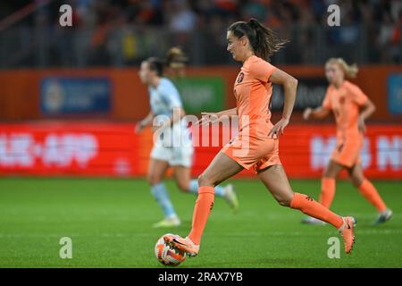 Kerkrade, Paesi Bassi. 2 luglio 2023. Caitlin Dijkstra (15) dei Paesi Bassi, raffigurata durante una partita amichevole di calcio femminile tra le squadre nazionali dei Paesi Bassi, chiamata Oranje Leeuwinnen e Belgio, chiamata Red Flames, domenica 2 luglio 2023 a Kerkrade, nei Paesi Bassi. Credito: Sportpix/Alamy Live News Foto Stock