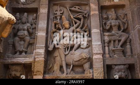 Idolo scolpito della dea Durga sul tempio di Kailasanathar, Kanchipuram, Tamilnadu, India. Foto Stock