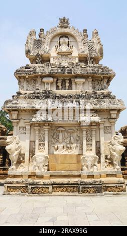 Idoli intagliati del Dio indù sul Tempio di Kailasnathar, Kanchipuram, Tamilnadu, India. Foto Stock