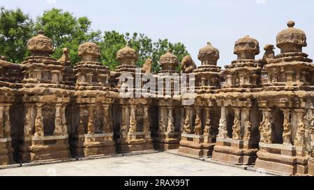 Sculture del Dio indù e della dea sul Tempio di Kailasanathar, Kanchipuram, Tamilnadu, India. Foto Stock