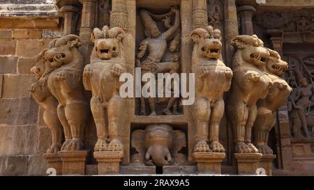 Idoli scolpiti sul muro del Tempio di Kailasnathar, Kanchipuram, Tamilnadu, India. Foto Stock