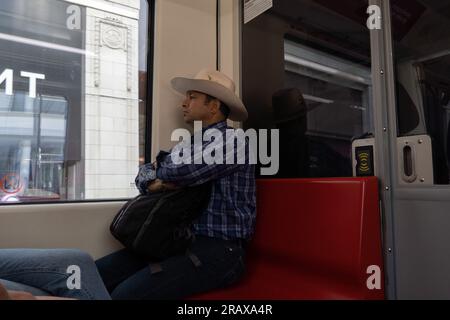 Calgary, Alberta, Canada. 5 luglio 2023. Un uomo con un cappello da cowboy passa in metropolitana a Calgary, in Canada, tre giorni prima dell'inizio dello Stampede Festival. (Immagine di credito: © Matias Basualdo/ZUMA Press Wire) SOLO USO EDITORIALE! Non per USO commerciale! Foto Stock