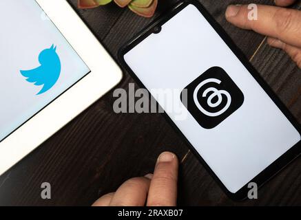 Carrara, Italia - 6 luglio 2023 - il logo dell'app thread e il logo twitter su uno smatphone e un tablet. Thread è la nuova Meta app di microblogging Foto Stock