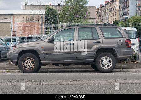 PASAIA, SPAGNA - 12 GIUGNO 2023: Jeep Grand Cherokee (WJ) Laredo (alias Beijing Jeep), seconda generazione della Jeep Grand Cherokee Foto Stock