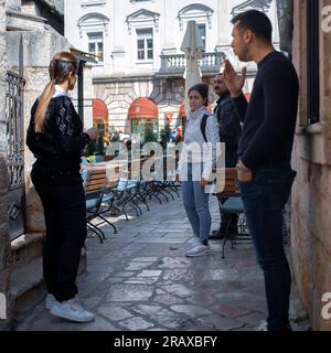 Montenegro, 13 aprile 2023: Turisti e locali sulla strada nel centro storico di Cattaro Foto Stock