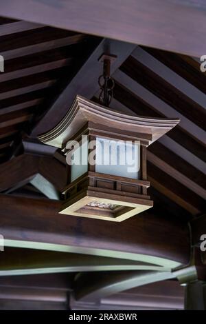 Primo piano di un tradizionale lampadario nell'edificio giapponese in legno del monastero di Tsz Shan a Hong Kong Foto Stock