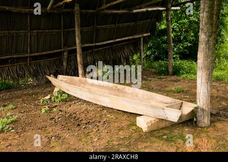 Canoa in legno fatta a mano in un'area della giungla peruviana nell'Amazzonia. Foto Stock