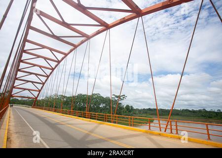 Ponte Paranapura nella città di Yurimaguas nella giungla peruviana. Foto Stock